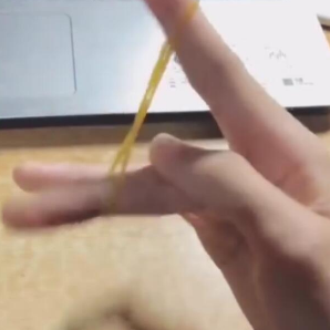 抖音橡皮筋在手上轉圈怎么操作的？抖音橡皮筋在手上轉圈攻略介紹！